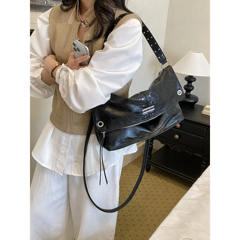 Women Crossbody Bag PU Metallic Shine Women Crossbody Bag Rivet Decor Large Capacity Shoulder Bag Retro Personality Commuter