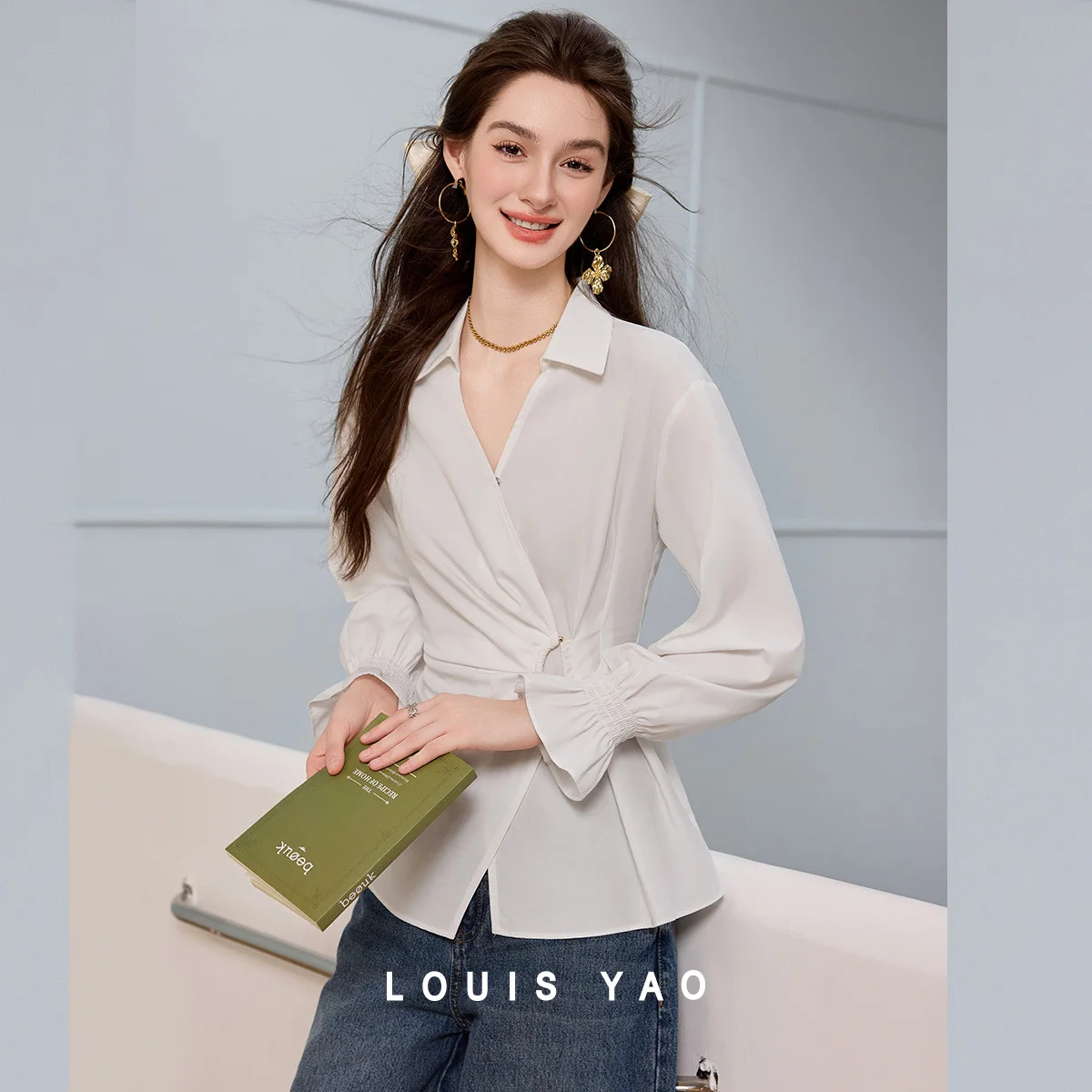 

Женские блузки LOUIS YAO 2025: Осенняя офисная рубашка с элегантной пряжкой на талии, приталенный крой, рукава-фонарики