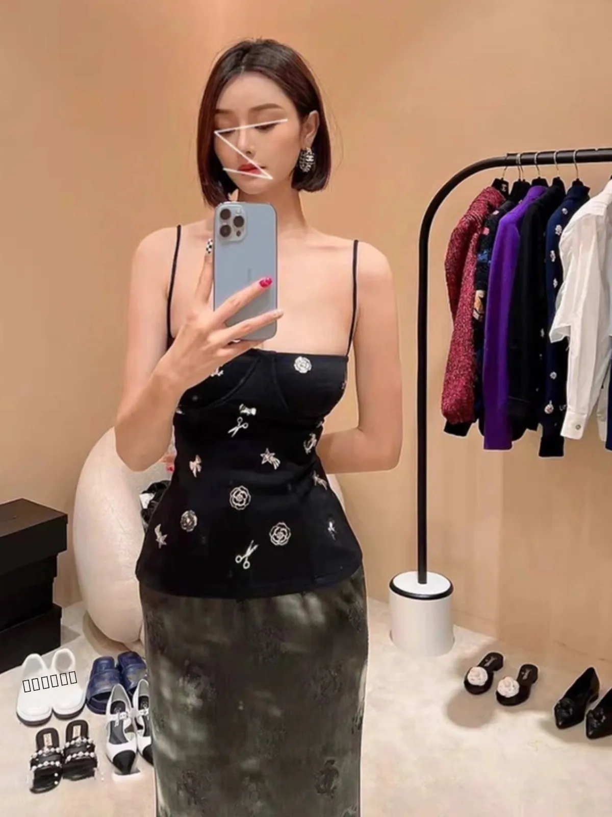 

Серебристый топ-бюстье на одно плечо с декоративными элементами, облегающий крой, новинка сезона весна-лето, стильный повседневный жилет для женщин