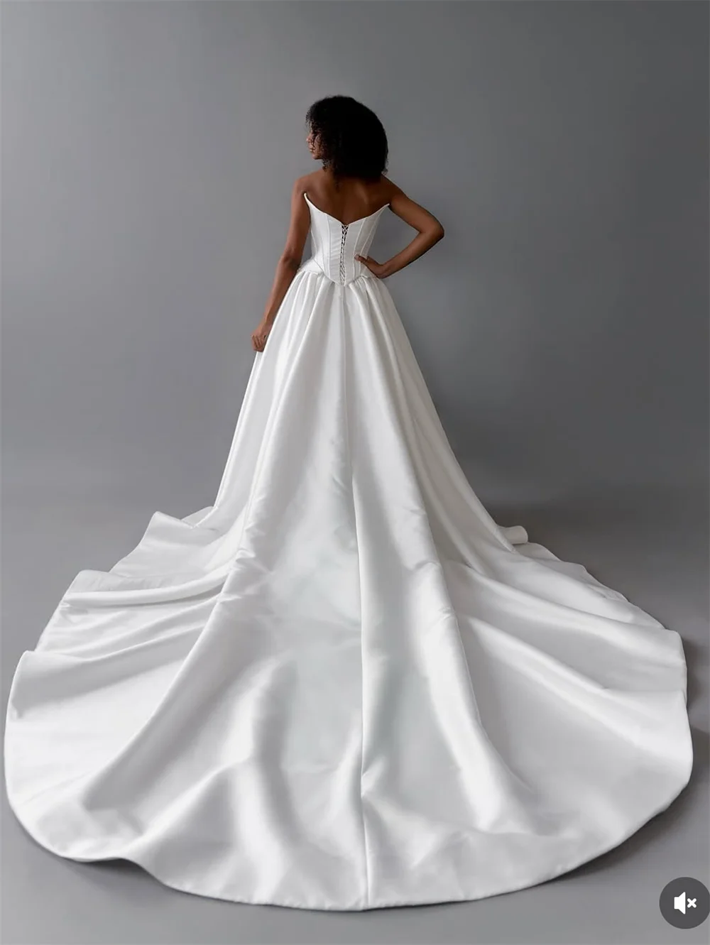 Abiti da sposa senza maniche bianchi personalizzati Tokyo Abiti da sposa eleganti senza spalline con strascico di corte Abiti da sposa a trapezio con lacci sul retro