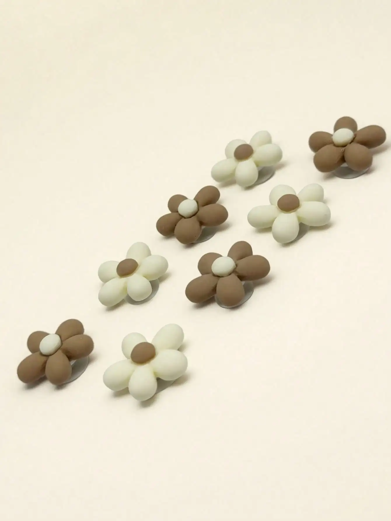 8 قطع من زينة الأحذية بتصميم الزهور، وإكسسوارات زهور البيج والقهوة، مناسبة لقباقيب مجوفة، وأحذية الحديقة، وهدايا العطلات التي يمكنك صنعها بنفسك