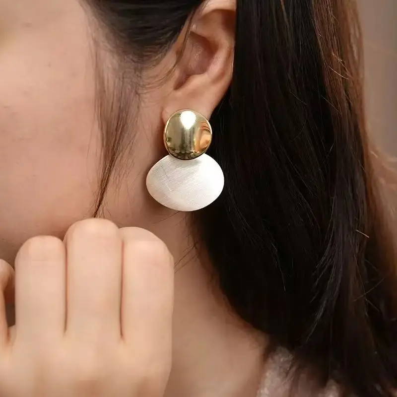 أقراط هندسية خفيفة الوزن غير متماثلة، قرص ذهبي لامع مع بيضاوي فضي مصقول لمظهر الطبقات لأسلوب مرتفع للاستخدام اليومي #3