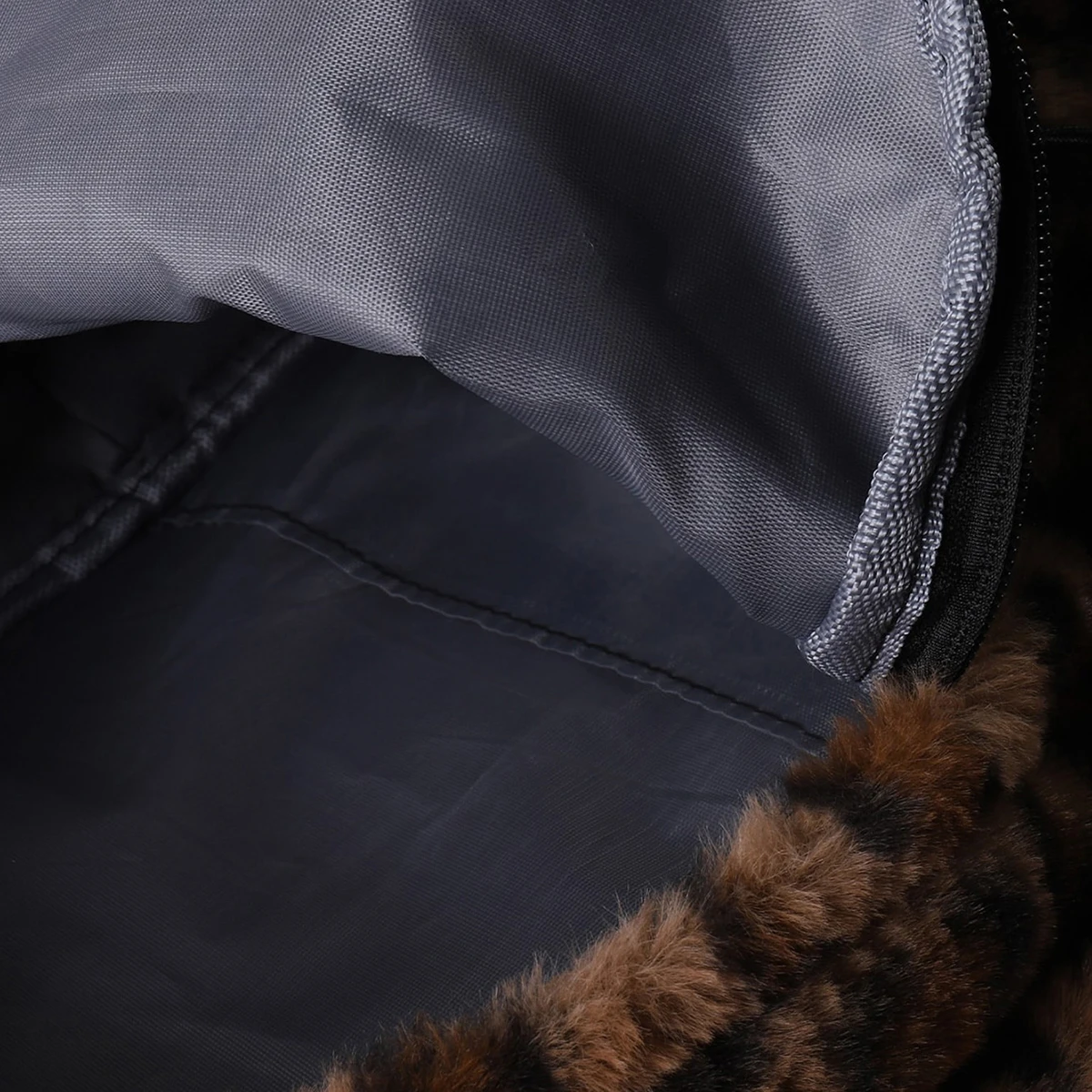 Ransel Wanita Mewah Motif Leopard Cokelat Pola Multi Kantong Kapasitas Besar Bahan Plush Ritsleting Tali Dapat Disesuaikan untuk Perjalanan