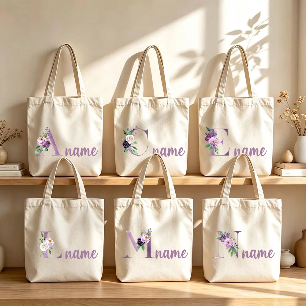 Bolsa de lona personalizada con estampado floral morado y las iniciales del nombre, ideal para llevar de compras, reutilizable, para mujeres, como regalo para damas de honor.