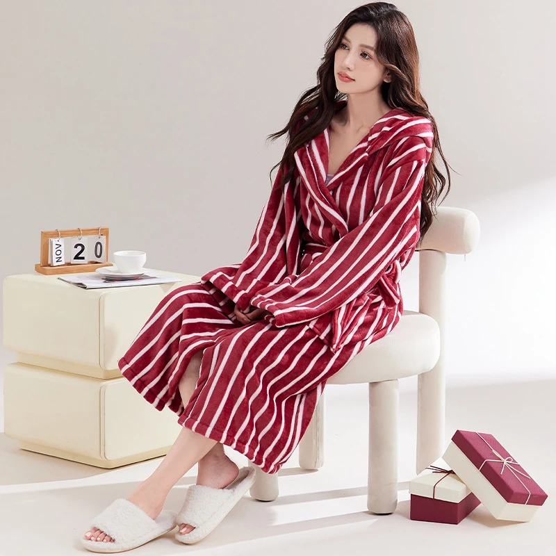 الشتاء الفانيلا ثوب النوم رداء الإناث مقنعين مخطط المرجان برنس حمام ناعم كيمونو ملابس خاصة سميكة الدافئة فستان المنزل المتسكعون