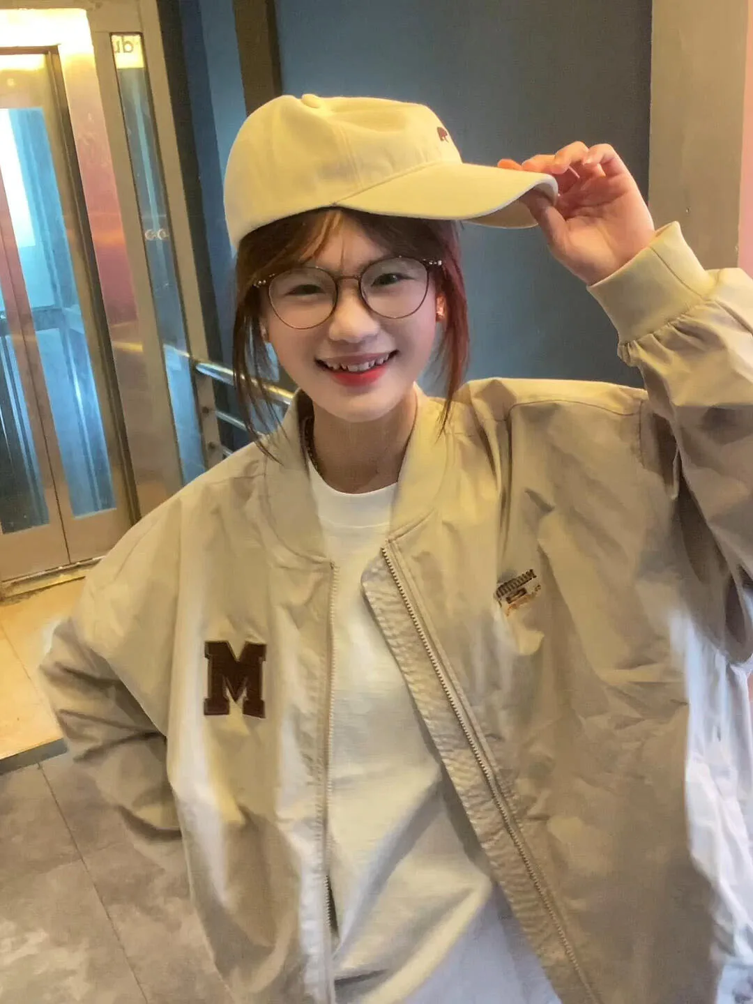 

Женская зимняя бейсбольная куртка зеленого цвета с термоизоляцией, декорированная стразами, с многофункциональными рукавами, облегающая, в стиле ретро, на молнии, с эффектом потертости