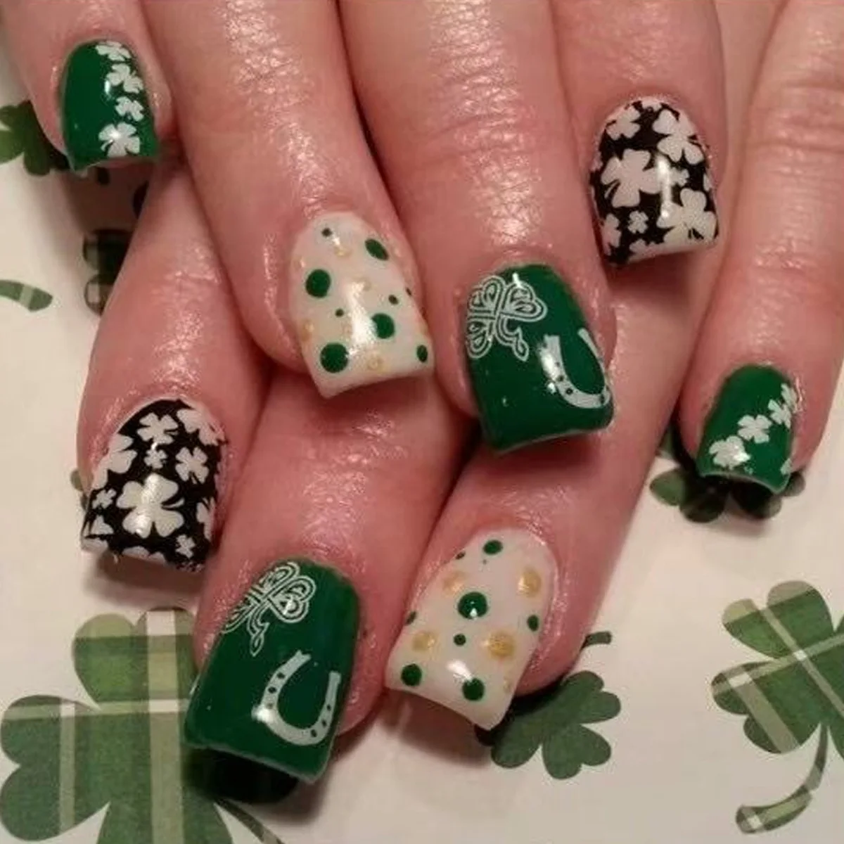 24 pezzi di nail art finte con glitter dorati con design a paillettes a trifoglio, punta per unghie finte quadrate medie, semplici unghie in gel francese indossabili verdi