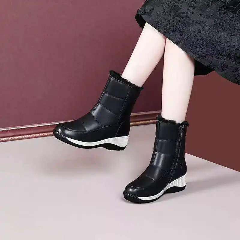 

2026 Winter soft leather boots with thick soles warm and cozy suitable for snowy terrain lightweight comfortable cotton shoes