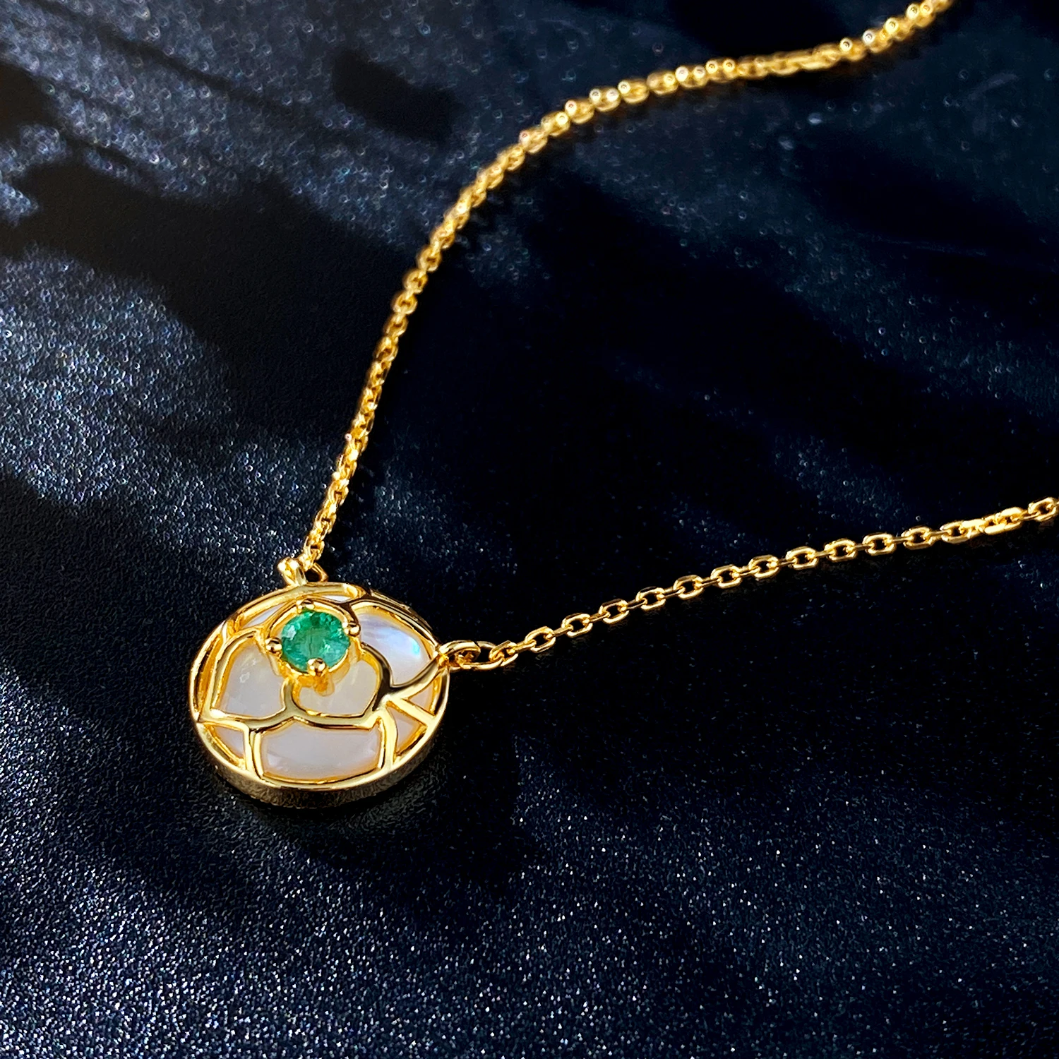 SILE Trendy Flower Round Pendant Natural Emerald Gemstone Clavicle Chains Women 925 Sterling Silver White Shell Necklaces Ladies