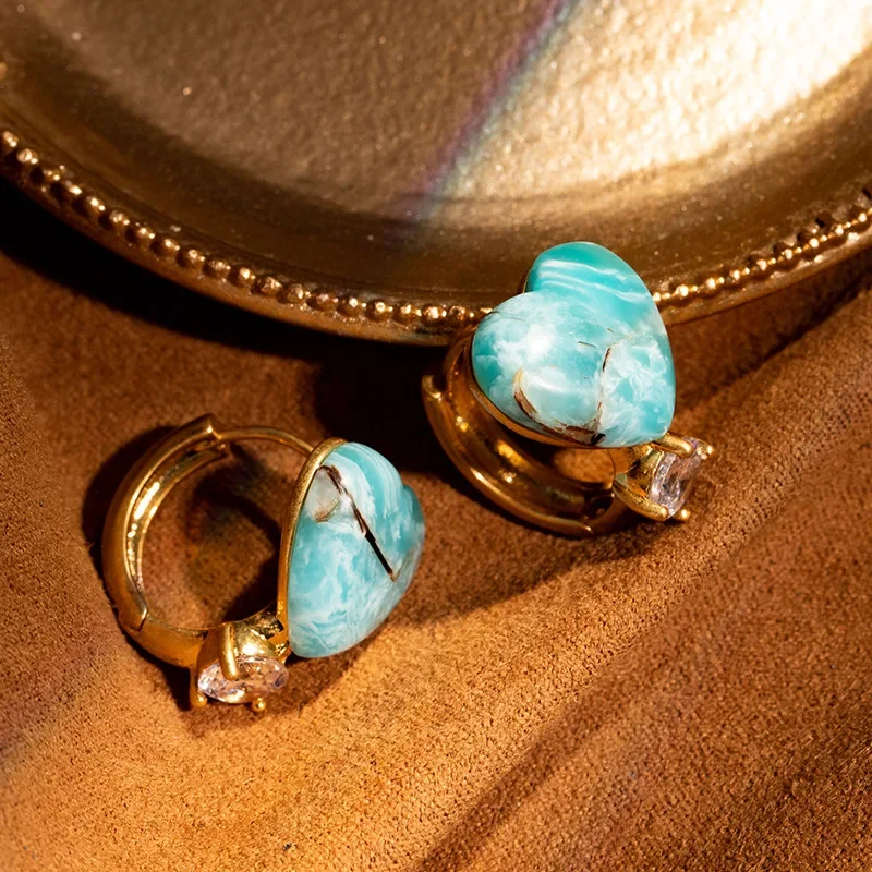 

Love heart-shaped turquoise retro earrings are fashionable, simple, niche and light luxury.