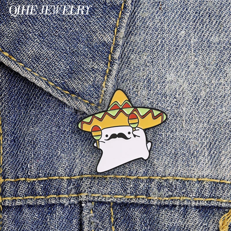 Broche de esmalte de fantasma de Fiesta Mexicana, lindo fantasma festivo con sombrero y maracas, insignia para mochila y ropa, regalo de joyería