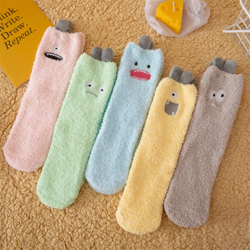 1 Paar Herbst und Winter, neue Cartoon-Monster-gestickte dreidimensionale kleine Ohren, Korallen-Fleece-Schlafsocken, warme Bodensocken, mittelhohe Socken