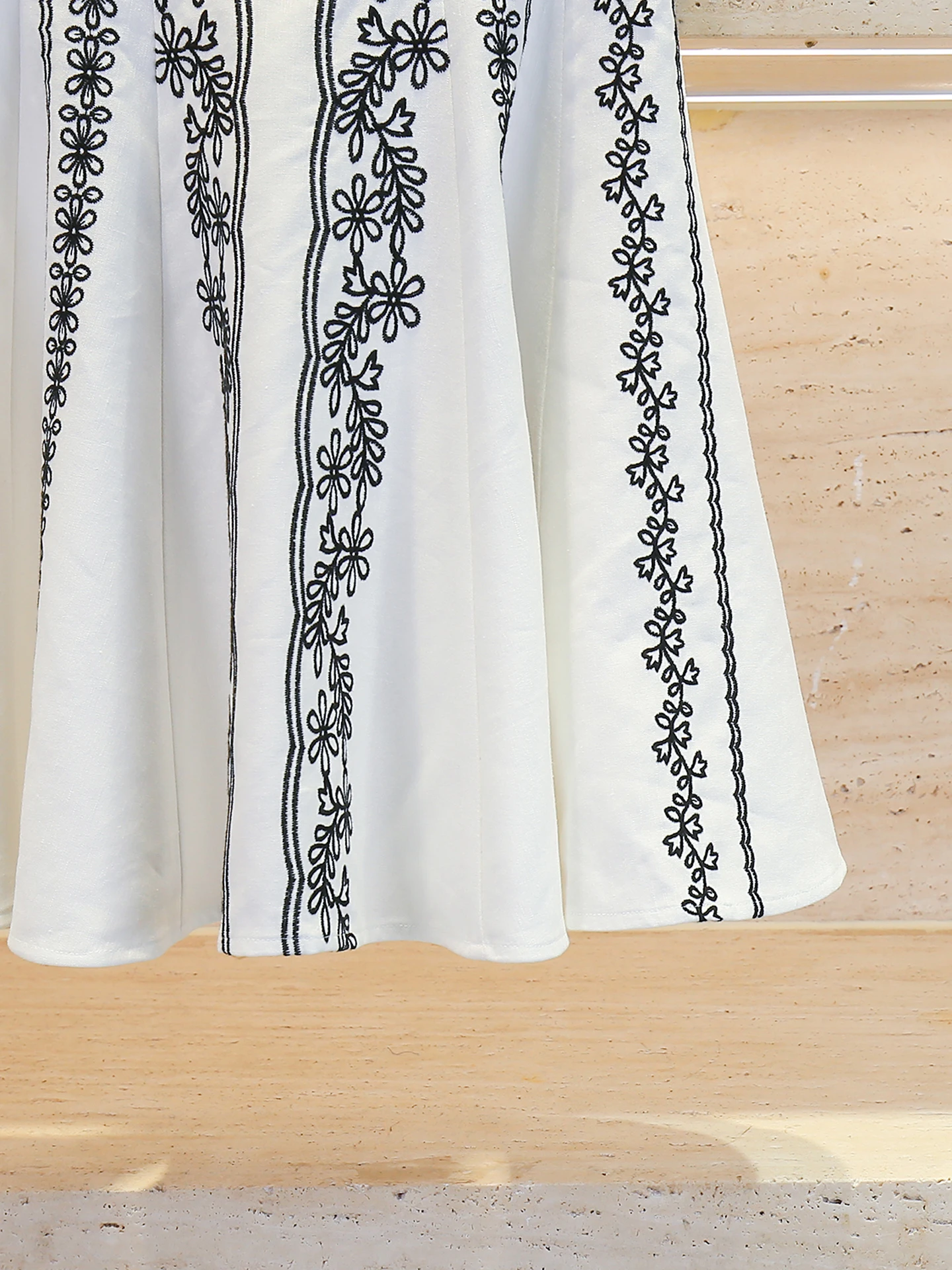 เอเล่ สายรัดเอวปักลาย Dr Summer Fre Sle กระโปรงเอวสูงทรงเอ ทรงสี่เหลี่ยม คอเหลี่ยม Ba...