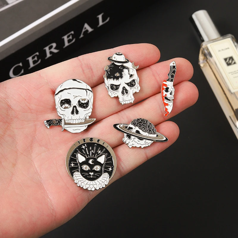 Alfileres esmaltados de Metal con esqueleto de nave espacial de gato de Halloween a la moda, insignias de solapa de calavera con cabeza de cuchillo creativa, broche, accesorios de joyería