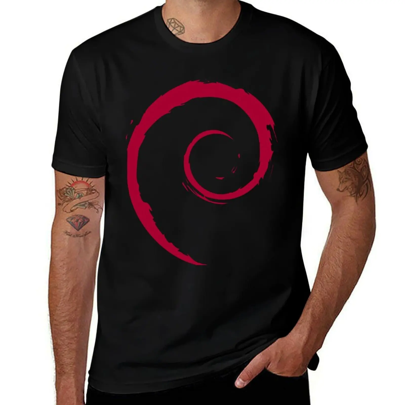 Debian هو نظام تشغيل وتوزيع للبرمجيات المجانية. تي شيرت رجل تي شيرت فاخر تي شيرت رجل مصمم تي شيرت #1
