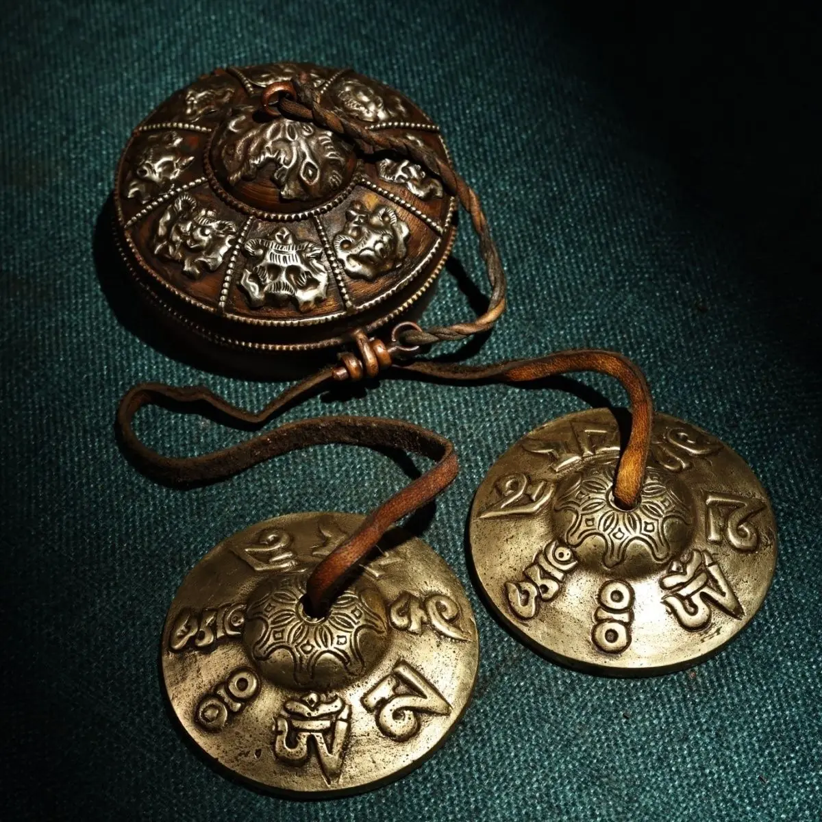 Treasure old collection Xizang collects pure copper, and the ring of the bell weighs 400 grams in diameter.