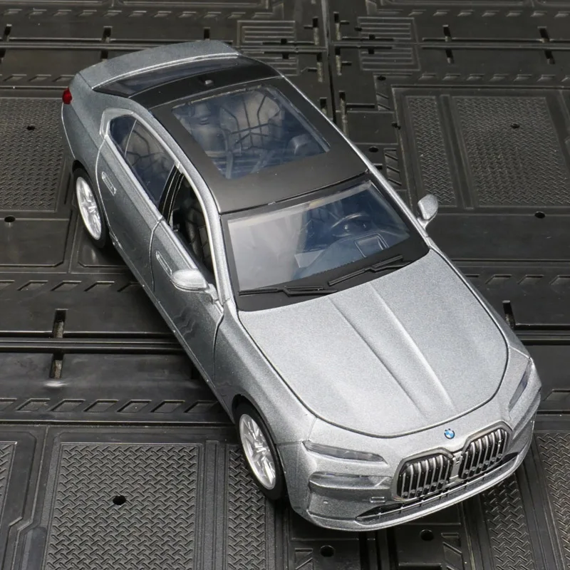 1:32 BMW I7 alloy fashion car model car ornaments collection acousto-optic pull back boy toy car fine workmanship good quality