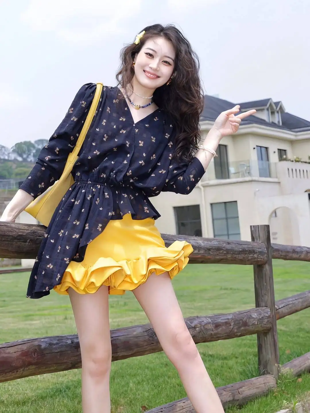 

French Style High-End Temperament Retro Floral V-Neck Long Sleeved Shirt Pleated Hem Skirt For Women Spring Summer Two-Piece Set