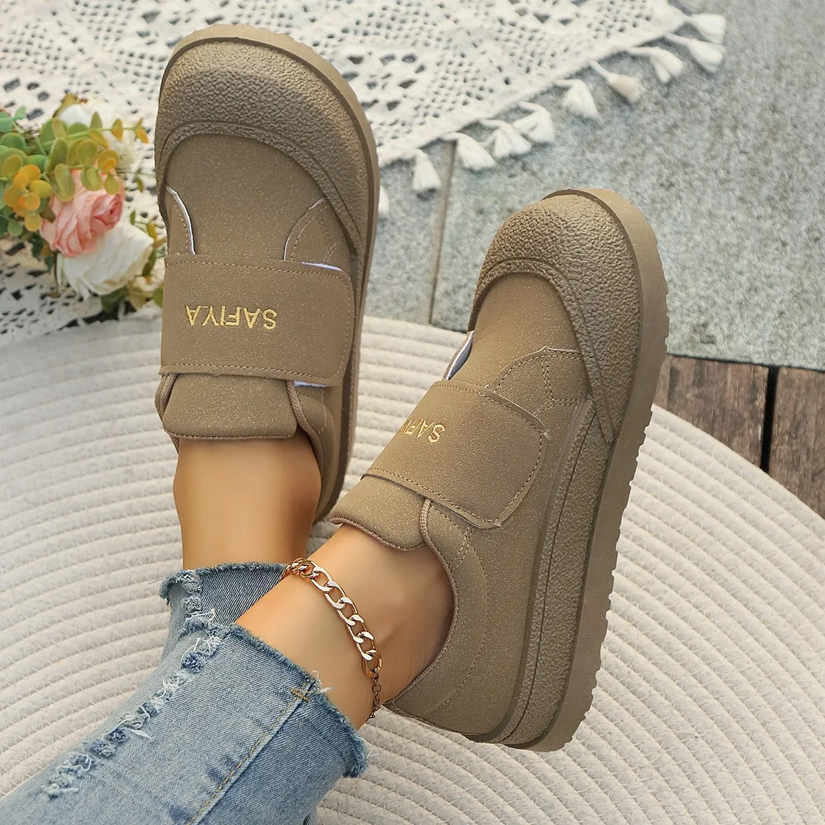 รองเท้าบู๊ทสไตล์เรโทรพื้นหนาสำหรับผู้หญิง คอลเลคชั่นฤดูใบไม้ผลิและฤดูใบไม้ร่วงปี 2025 แฟชั่นใหม่ รองเท้าหัวโตอเนกประสงค์ รองเท้าแบบตีนตุ๊กแก