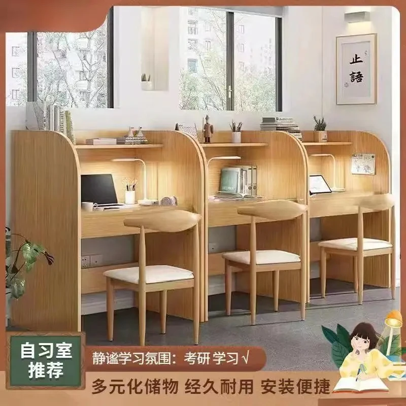 يأخذ الطلاب المكتبيون لغرفة الدراسة الذاتية امتحانًا للكمبيوتر البسيط المختلط ذو التقسيم المغلق البسيط