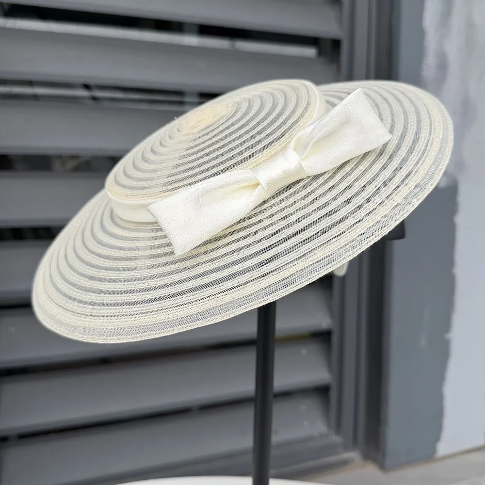 chapeu-feminino-elegante-com-aba-larga-e-protecao-solar-em-tela-respiravel-estilo-fascinator