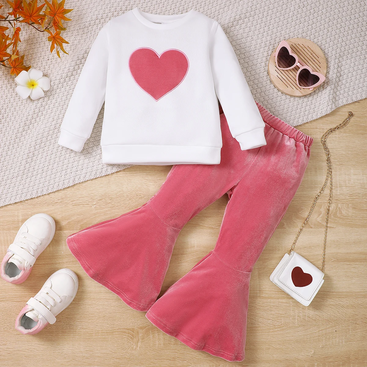 Girls' Winter Set Coral Fleece Love Top + Fashionable Flared Pants 2-Piece Set Suitable for 3-7 Year Old Girls' Winter Warmth Se