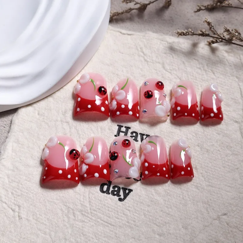 

10 шт., французские накладные ногти в горошек, короткие накладные ногти с 3D цветочным рисунком и красным жуком, готовые накладные ногти