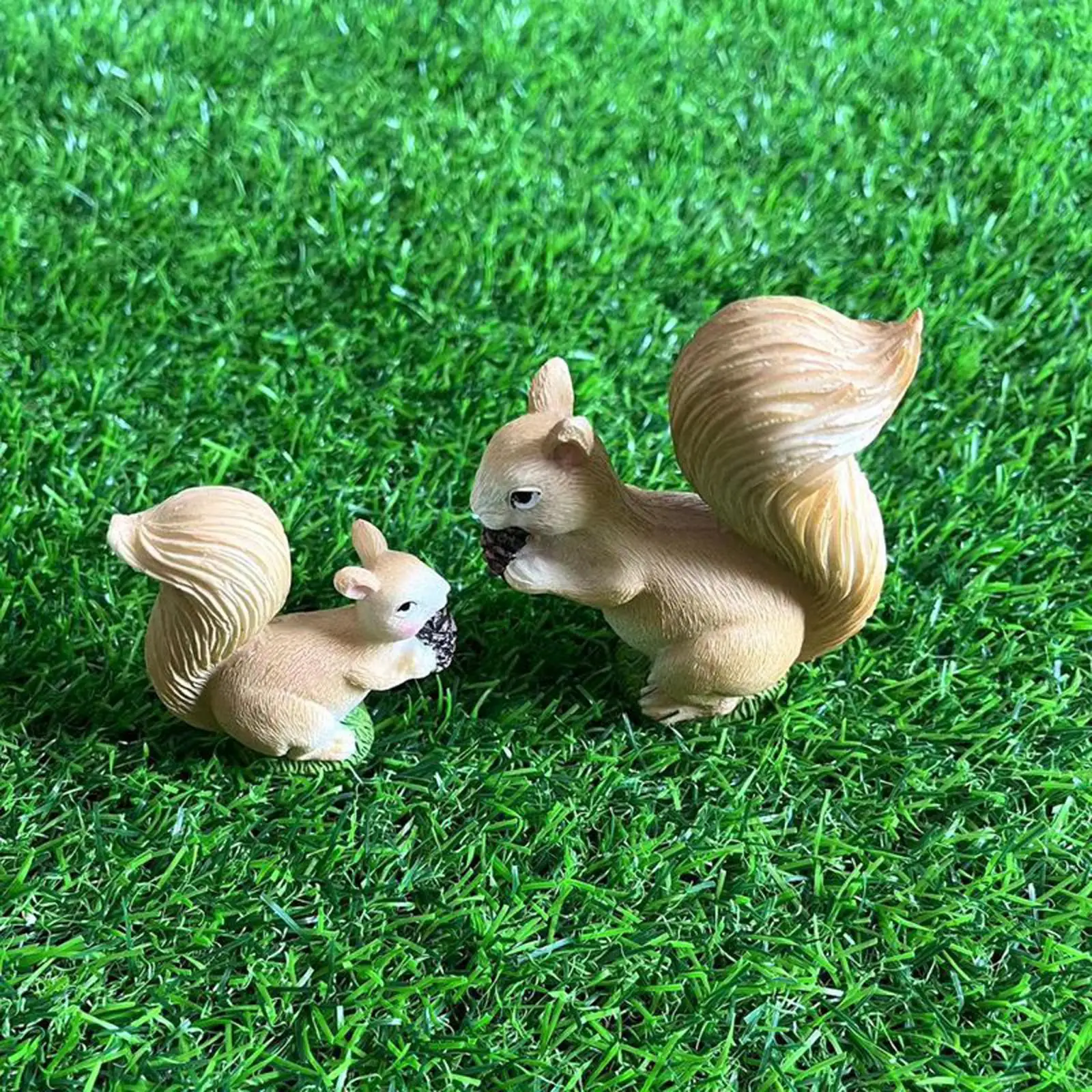 Weatherproof Resin Squirrel Statue Handpainted Garden Ornament Figurine for Outdoor Patio Lawn Yard Decoration