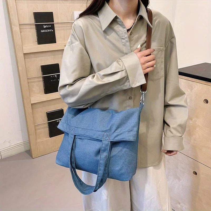 Sac fourre-tout en denim chic, sac à main polyvalent, sac à bandoulière avec sangle d'appoint en cuir, parfait pour les tenues quotidiennes décontractées pour femmes