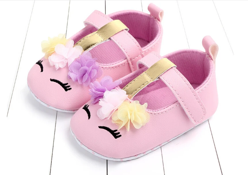 Zapatos planos antideslizantes para bebés y niñas, calzado de piel sintética suave, suela Floral, cuna bonita, caminar, primavera y otoño