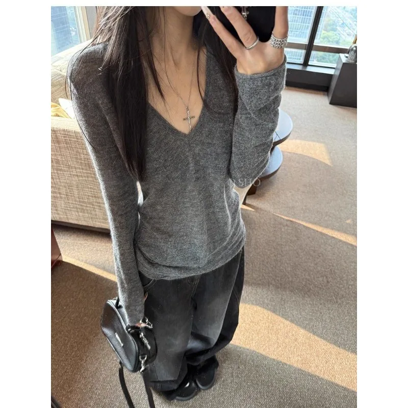Simple and Personalized Early Spring Commuting Wear Paper Person Knitted Bottoming Shirt 2026 New V-neck Slim-fitting Sweater
