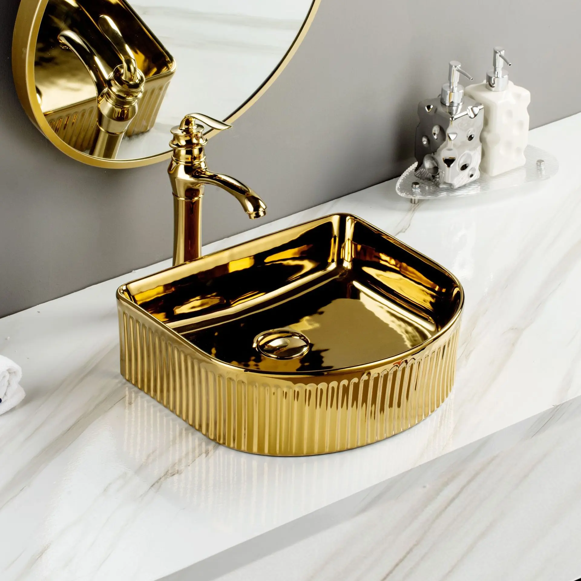 

Square and round combining shapes washbasin, electroplated golden ceramic countertop basin, modern luxurious art basin GN825PE