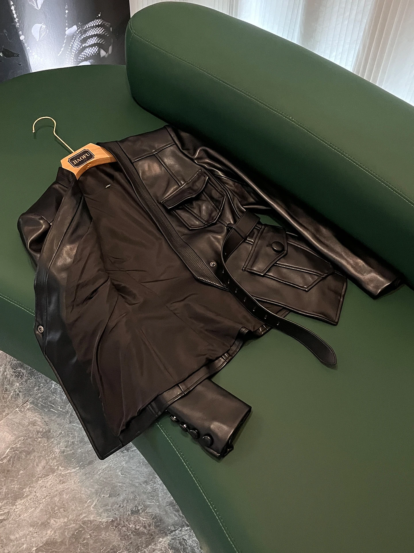 2025 Early Autumn Fashion Notched Double Breasted Belt Silm Short Pu Leather Jacket Office Pockets Outwear Black