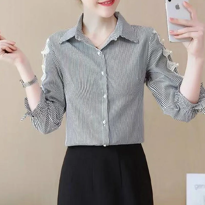 2023 New Summer Fashion Lace Beaded Hollow Lace Lace Lace Three Quarter Button Commuter Casual Stripe Versatile camicia da donna