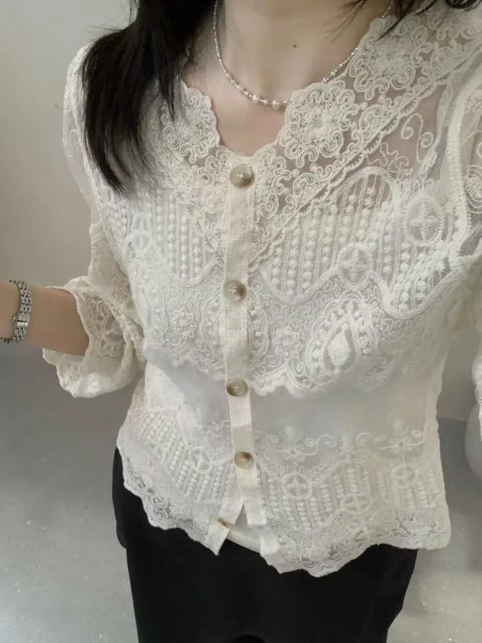 Blusa Casual de Manga Larga con Cuello en V y Bordado de Encaje Estilo Coreano Lilian Mr Meet para Mujer, Cómoda y Transpirable