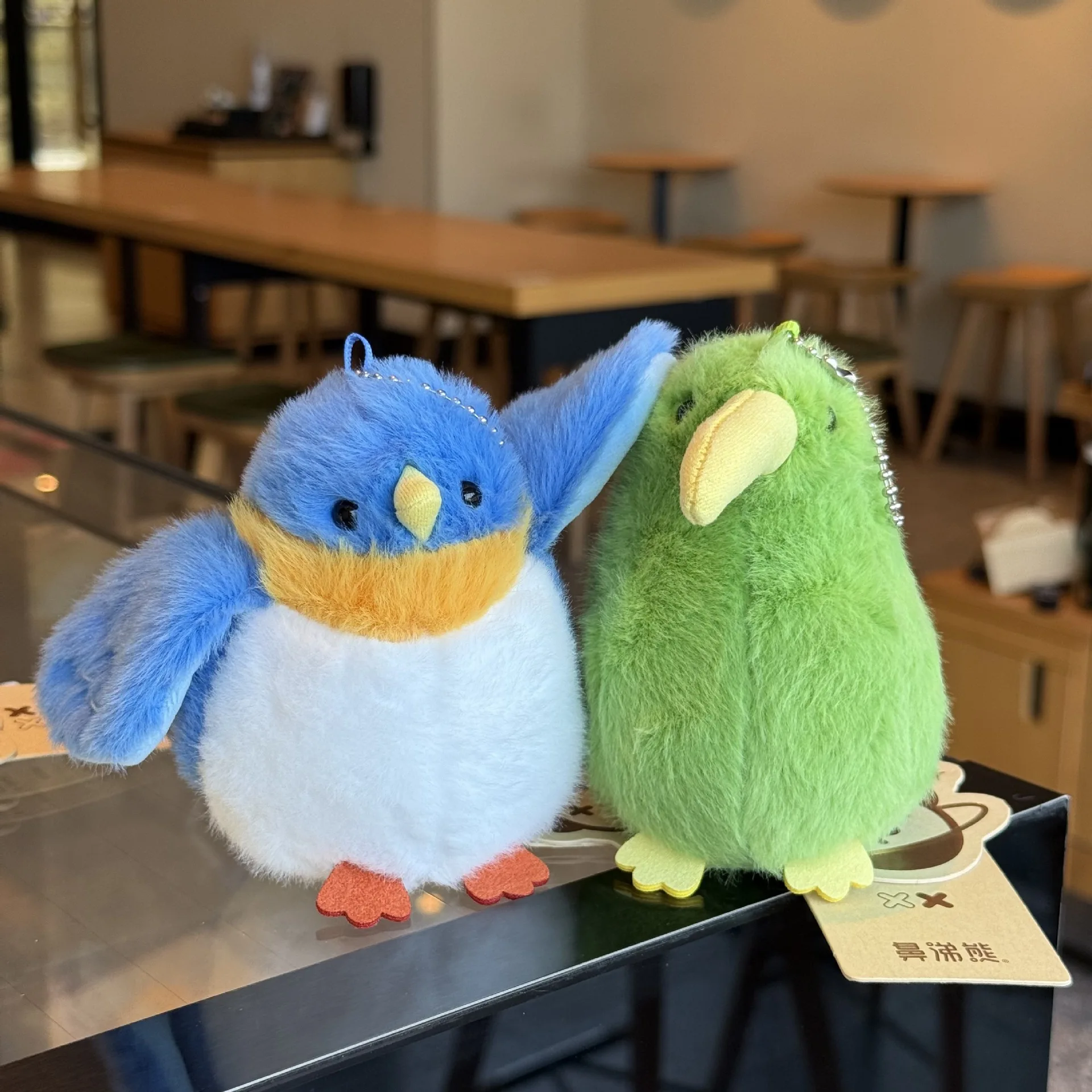 Tafel in feeststijl met poppen, dierenpoppen op tafel, schattige huisdieren op palmformaat, knuffels, rustgevende poppen, schattige ornamenten