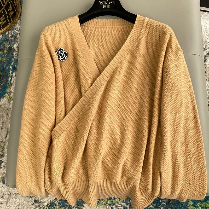 

Retro V-neck Wrap Style Knitted Sweater Pure Wool Slim Fit Corn Grain Weaving Method Tea Olive Flower Embellished Knitwear
