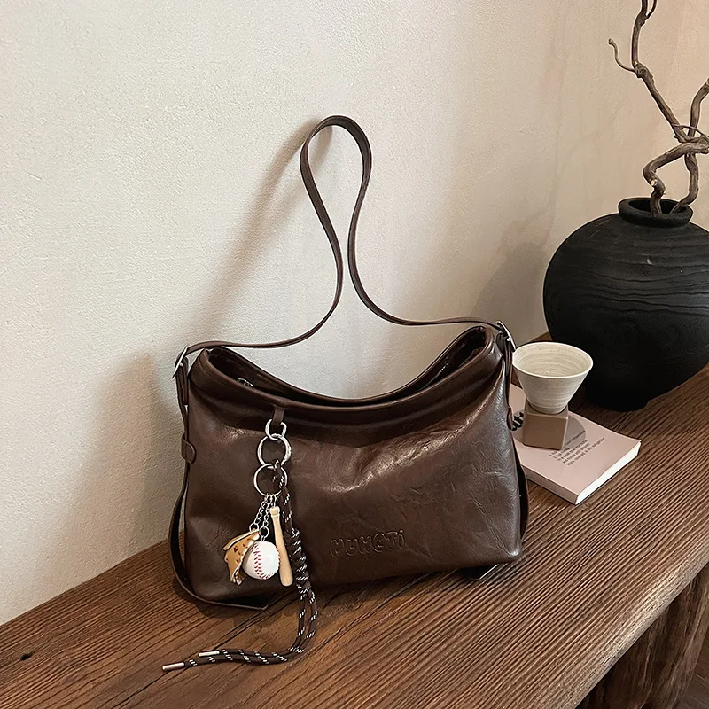 Новая женская сумка использует простая модная сумка через плечо в западном стиле большой вместимости под мышками, универсальная сумка-мессенджер.