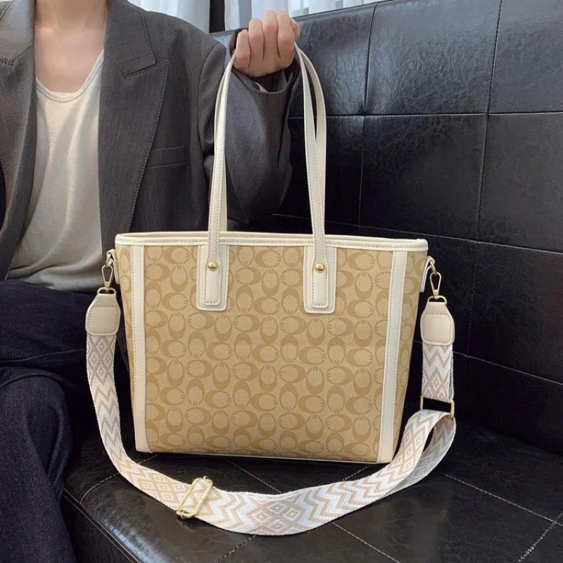 

Luxury Women's Tote Bag Made Of Fine Leather Boasting Casual Paris Trendy Stylish Look​