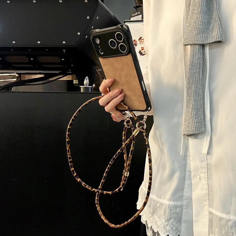 

Four-corner brown leather patch with leopard print and metal buckle long leather strap suitable foriphone13Niche phone cases17Se
