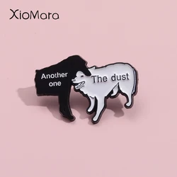 Broches de animales divertidos para el mejor amigo, pines esmaltados de perro que muerden el polvo, Lobo Blanco y Negro, insignias de solapa, joyería de dibujos animados, regalo