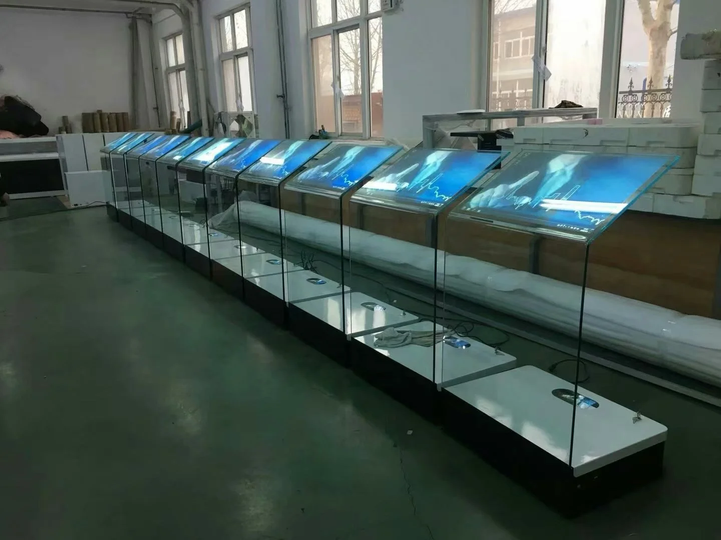 Layar Transparan 30-Inci FHD Organic Light Emitting Diode Desktop Ultra-tipis Pemutar Iklan Transparan Sentuh All-in-One