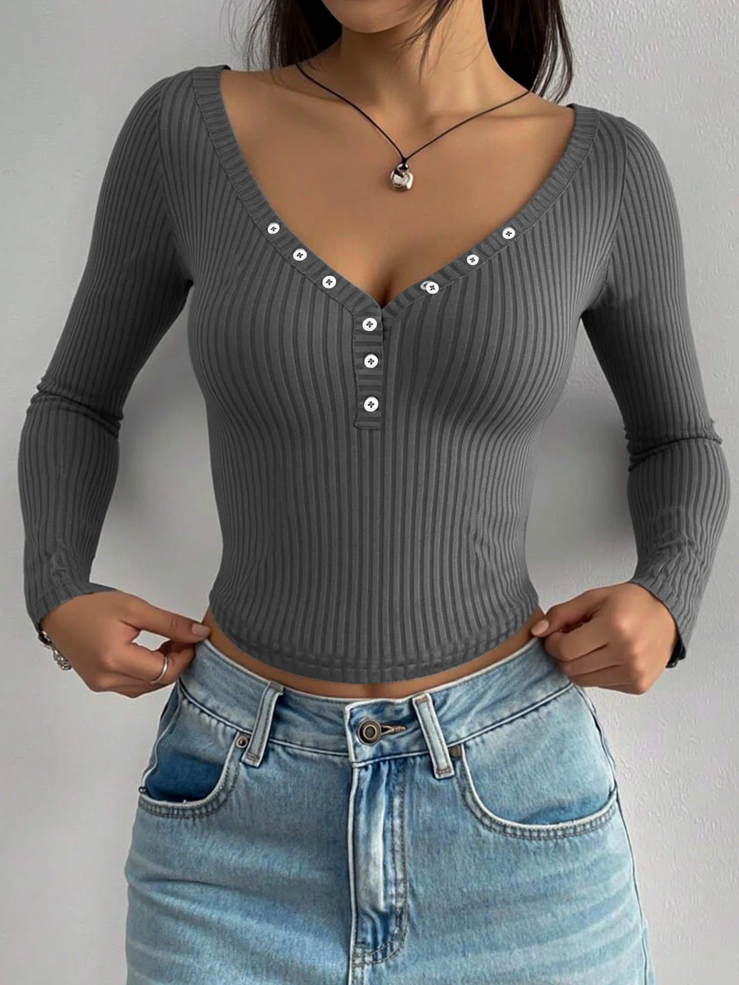 Chic Button‑Detail V‑Neck Knit Top, Curved Tail Hem Ribbed Blouse for Downtown Shopping and Friend Meet‑Ups