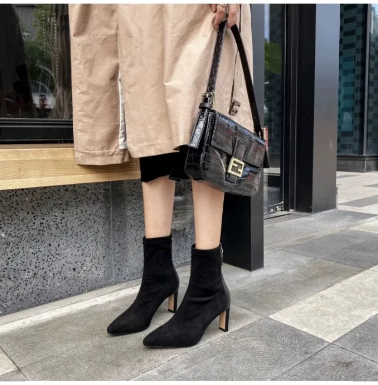 

Женские короткие сапоги на высоком каблуке абрикосового цвета, остроконечный и толстый каблук, корейская версия с плюшевыми эластичными носками и ботинками.