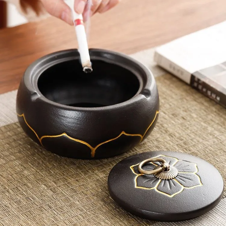 Retro Gold-painted Ceramic Ashtray with Cover Anti-fly Ash and Anti-smoke Smell Office Living Room Tea Table Ceramic Ashtray
