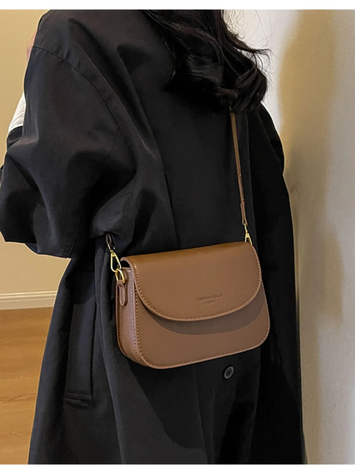 

2025 New Pure Color Small Square Bag Women's Crossbody Bag Simple Sle Retro Feelings Handbag Casual Leisure Magnetic Bule