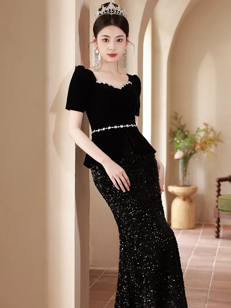 Krótka sukienka z cekinami, dekoltem w serek, dopasowana, czarna, zdobiona łańcuszkami, z trenem typu rybi ogon, idealna na urodziny, bankiety, uroczystości z okazji ukończenia 18 lat, długa sukienka.