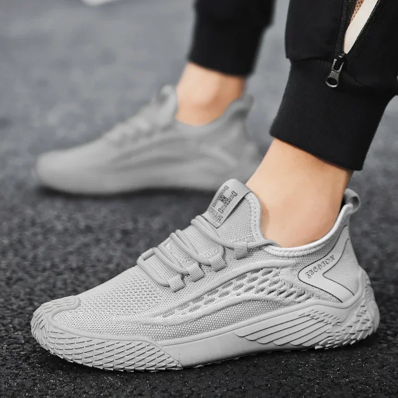 Mesh Fly Knit Sports Shoes Men's Shoes Breathable Trendy and Versatile Lightweight Soft Soled Running Footwear in Autumn