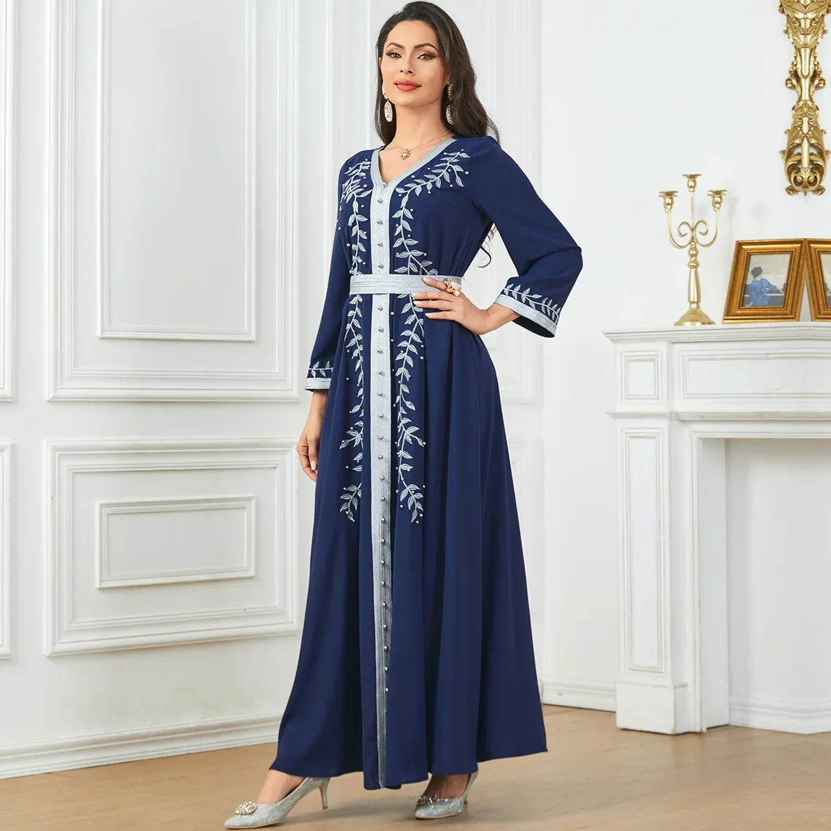 Saudi Arabian Dubai women's new style Muslim robes, Arab Abaya Turkey beaded embroidery comfortable and casual V-neck dress.