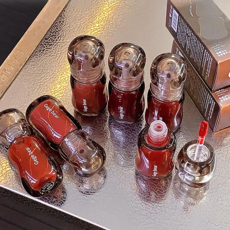 게게 베어 5ml 크리스탈 샤인 립글로스, 거울 같은 마무리로 입술을 가득하고 풍성하게 만들어 젊어 보이는 모습을 연출합니다.